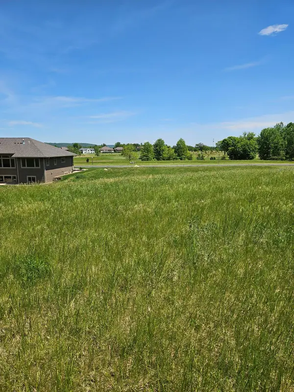 141 Hillwood DR, Lake City, MN 55041