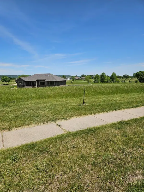 141 Hillwood DR, Lake City, MN 55041