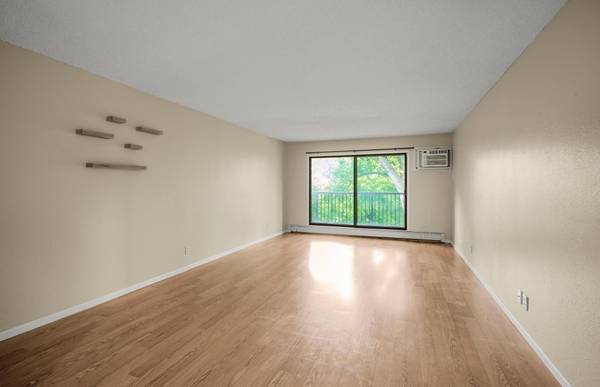 4 Pine Tree DR #321, Arden Hills, MN 55112