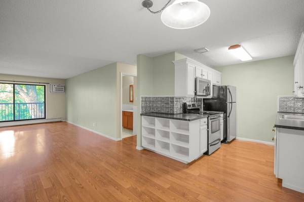 4 Pine Tree DR #321, Arden Hills, MN 55112