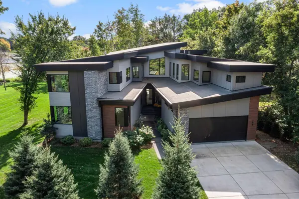 746 Peninsula Point RD, Shakopee, MN 55379