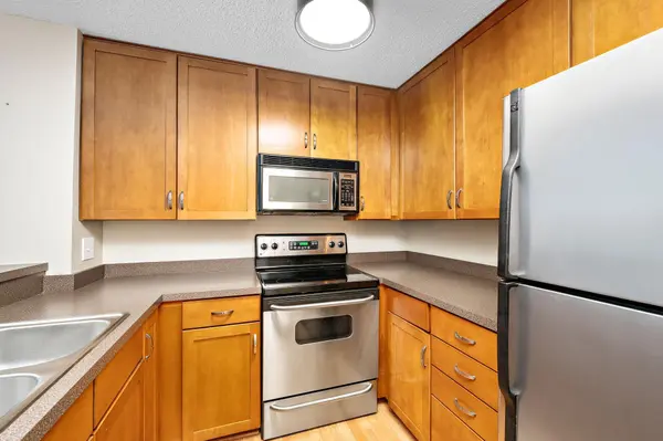 6155 Chasewood Pkwy #204, Minnetonka, MN 55343