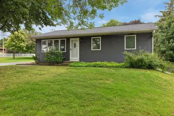 3609 Rolling View DR, White Bear Lake, MN 55110