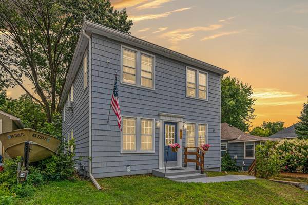 60 Grove ST, Mahtomedi, MN 55115