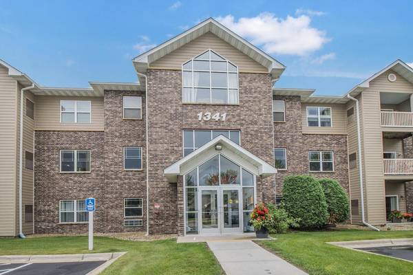 1341 Lake DR W #B113, Chanhassen, MN 55317