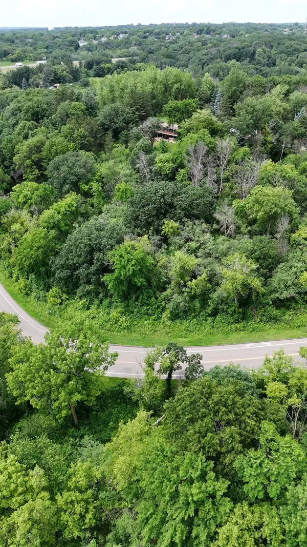 2685 Carver AVE E,  Maplewood,  MN 55119