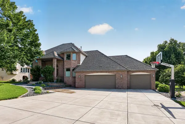 4283 Hillview LN, Vadnais Heights, MN 55127