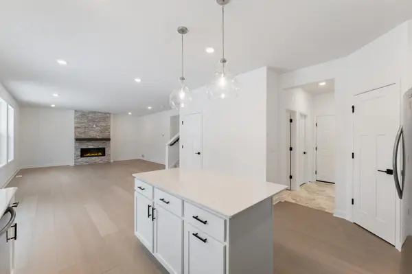 7518 Upper 42nd ST N, Oakdale, MN 55128