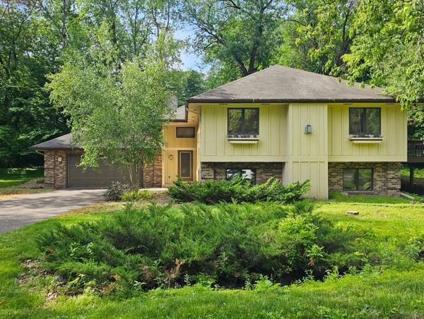 13701 Wood LN, Minnetonka, MN 55305