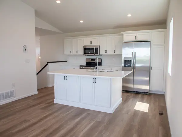 1193 Rachel DR W, West Fargo, ND 58047