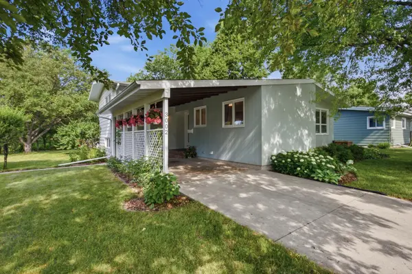 3002 8th ST N, Fargo, ND 58102
