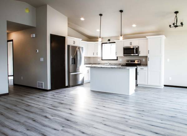 1114 Meadowlark LN S, Casselton, ND 58012