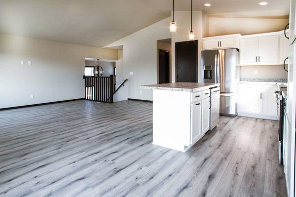 1114 Meadowlark LN S, Casselton, ND 58012