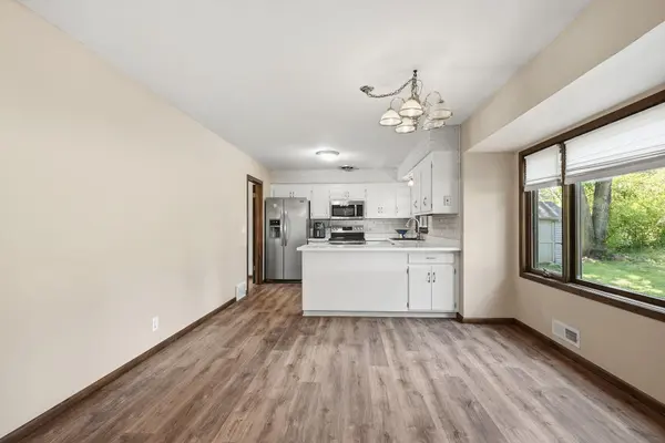 916 Whitney DR, Apple Valley, MN 55124