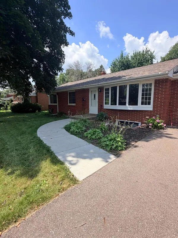 2597 Southlawn DR, Maplewood, MN 55109
