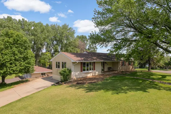 2878 Meadowlark LN, Maplewood, MN 55109