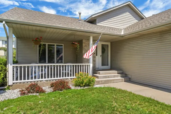 2537 Southcrest AVE E, Maplewood, MN 55119