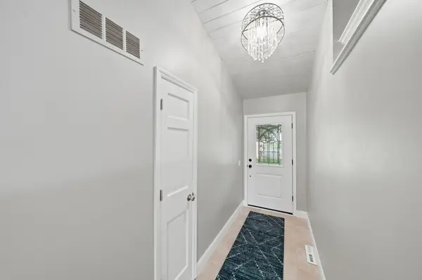 1831 Koehnen CIR, Excelsior, MN 55331