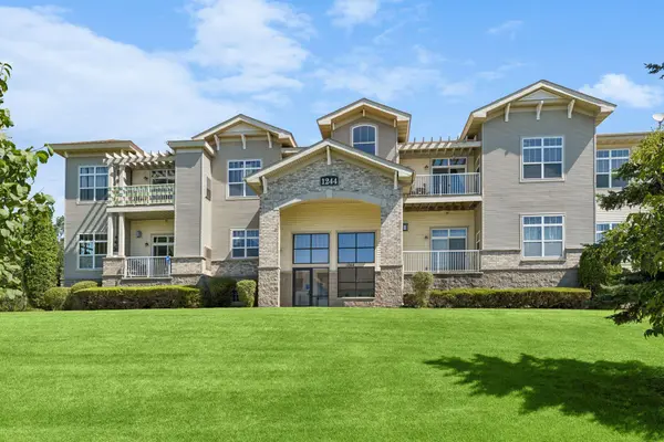 1244 County Road D E #102, Maplewood, MN 55109