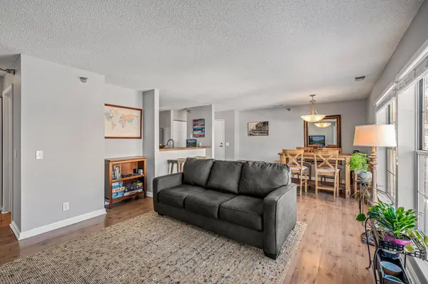 6020 Chasewood Pkwy #203, Minnetonka, MN 55343
