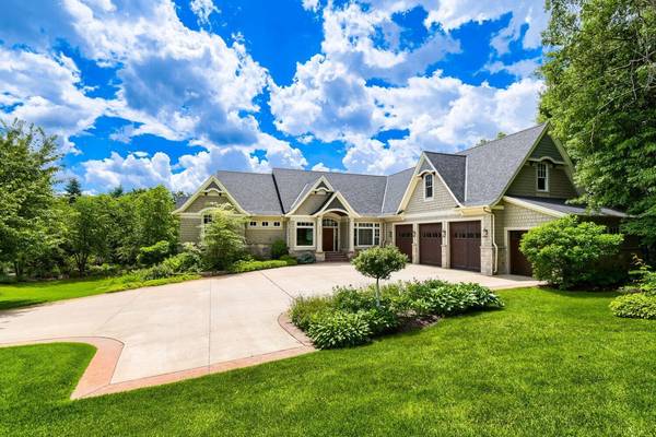 9520 Whistling Valley TRL, Lake Elmo, MN 55042