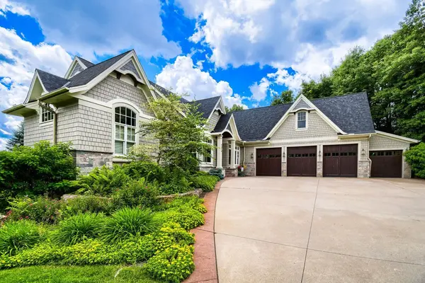 9520 Whistling Valley TRL, Lake Elmo, MN 55042