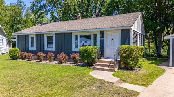 6332 Oak Knoll PLZ, Woodbury, MN 55125