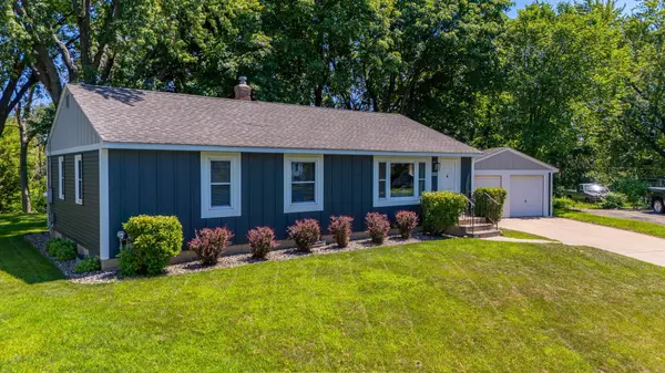 6332 Oak Knoll PLZ, Woodbury, MN 55125