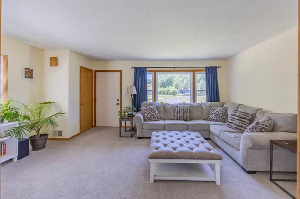 6332 Oak Knoll PLZ, Woodbury, MN 55125