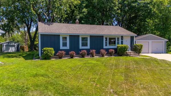 6332 Oak Knoll PLZ, Woodbury, MN 55125
