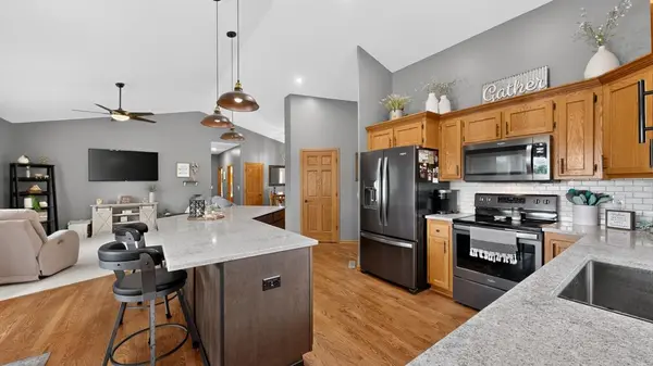 1002 John & Mary DR SE, Chatfield, MN 55923
