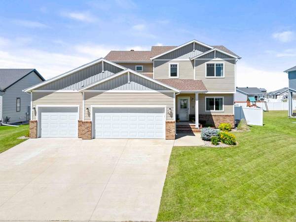 2420 Harbor LN, West Fargo, ND 58078