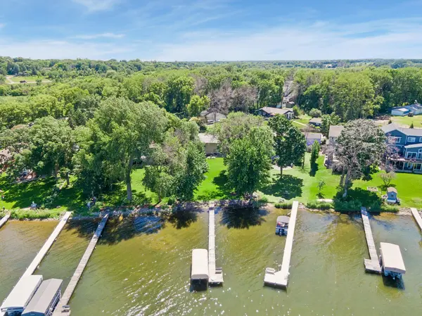 2760 S Shore DR, Prior Lake, MN 55372