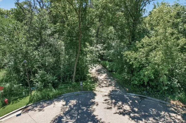13707 Green Briar DR, Minnetonka, MN 55305