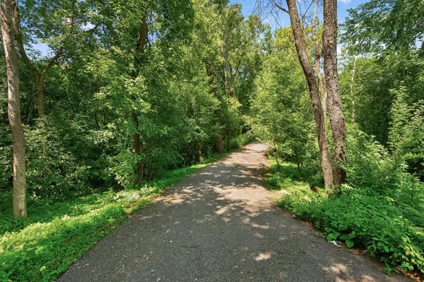 13707 Green Briar DR, Minnetonka, MN 55305