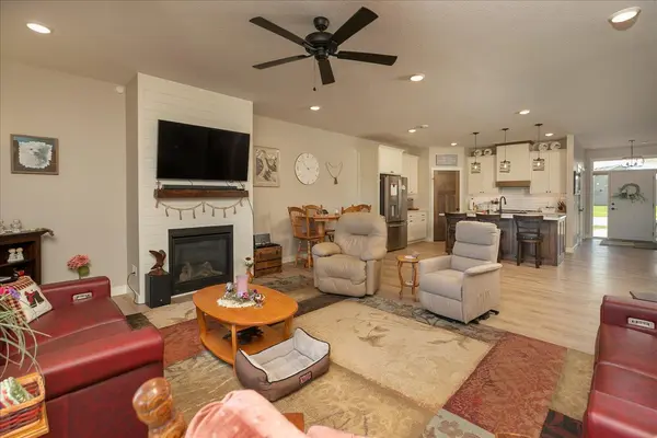 162 Sandstone DR NW, Eyota, MN 55934
