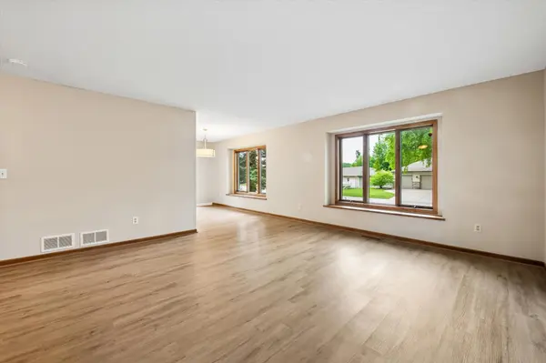 460 Oakhill RD, Chaska, MN 55318
