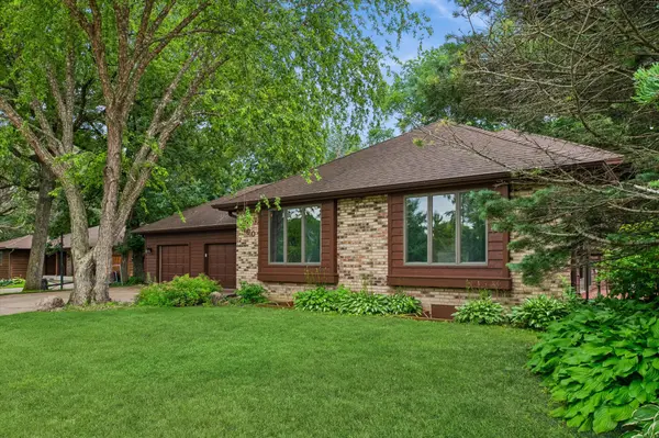 460 Oakhill RD, Chaska, MN 55318