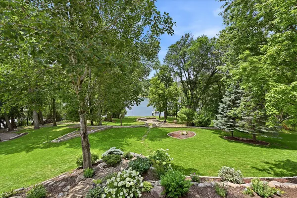 6690 Brenden CT, Chanhassen, MN 55317