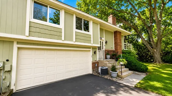 6869 Macbeth CT, Woodbury, MN 55125
