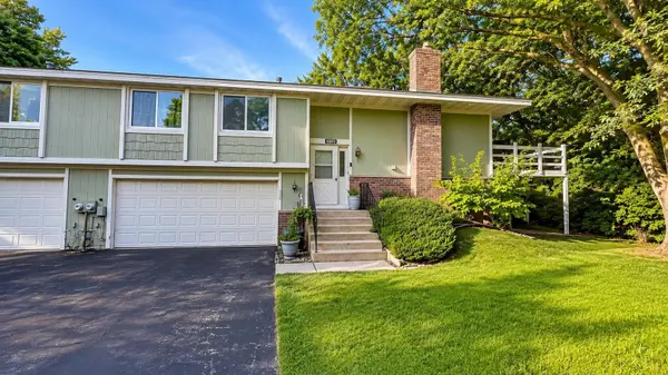 6869 Macbeth CT, Woodbury, MN 55125