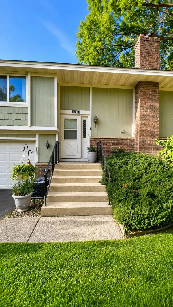 6869 Macbeth CT, Woodbury, MN 55125