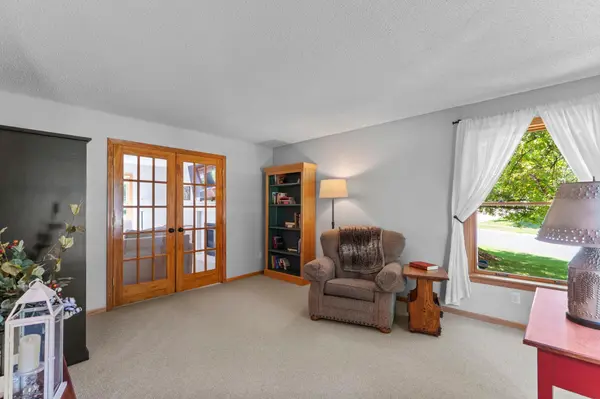 8010 Spruce TRL, Eden Prairie, MN 55347