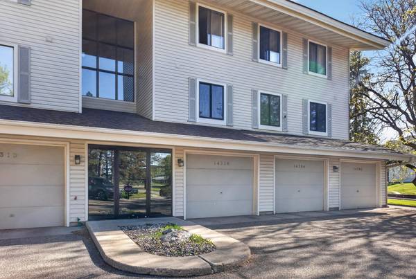 14302 Fairway DR, Eden Prairie, MN 55344