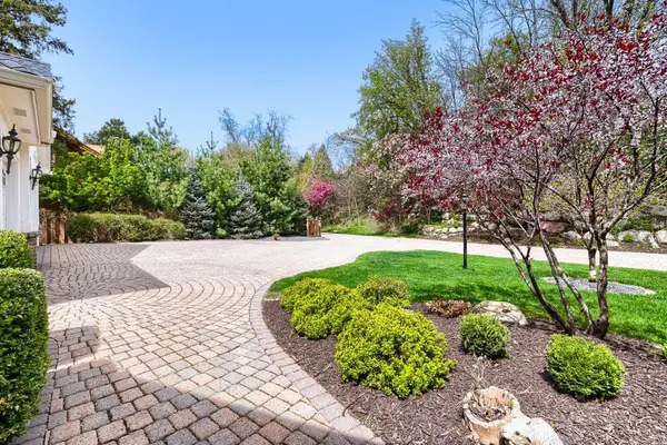 7170 Kenmare DR, Bloomington, MN 55438
