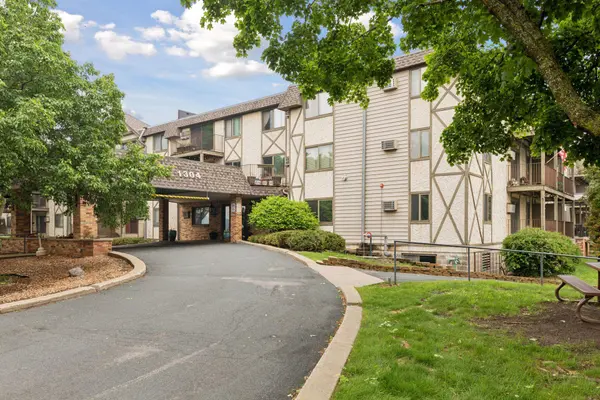 1304 W Medicine Lake DR #320, Plymouth, MN 55441