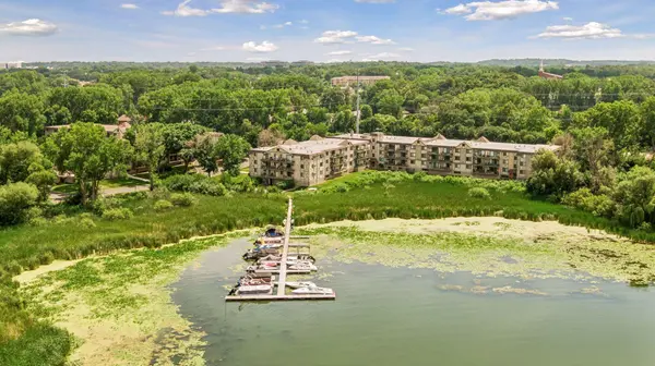 1304 W Medicine Lake DR #320, Plymouth, MN 55441