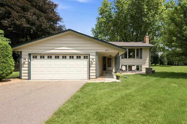 8033 Dakota LN, Chanhassen, MN 55317
