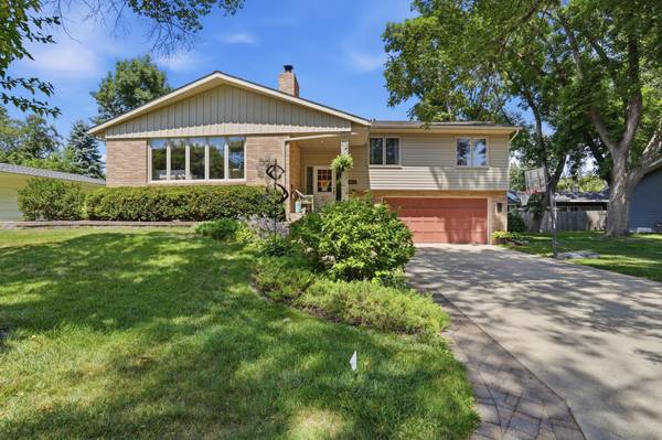 920 Meadow LN, Willmar, MN 56201