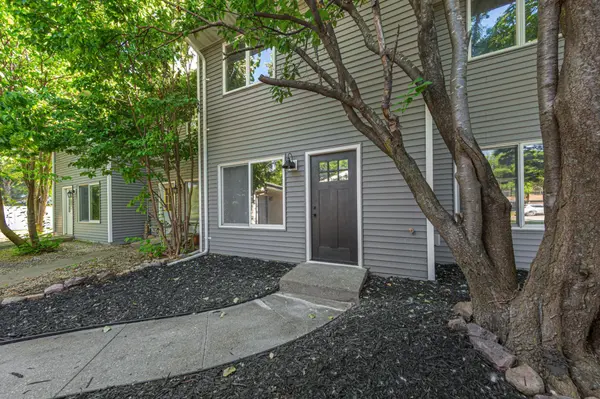 1641 Pleasant View DR, North Mankato, MN 56003